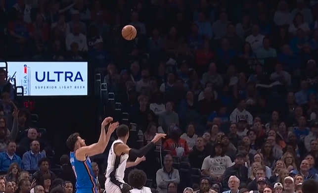 星空体育APP-让你看看什么是DPOY！文班轻跳送上大帽 轻松扇飞切特干拔三分